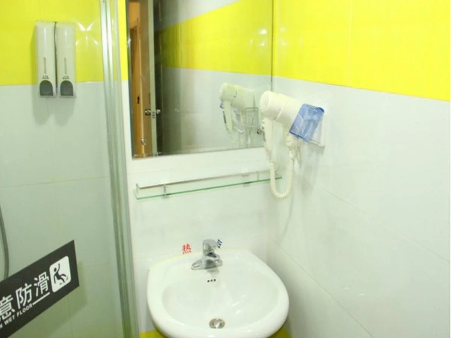 7Days Inn Wuhan Guanggu Walking Street Baoli Garden Branch