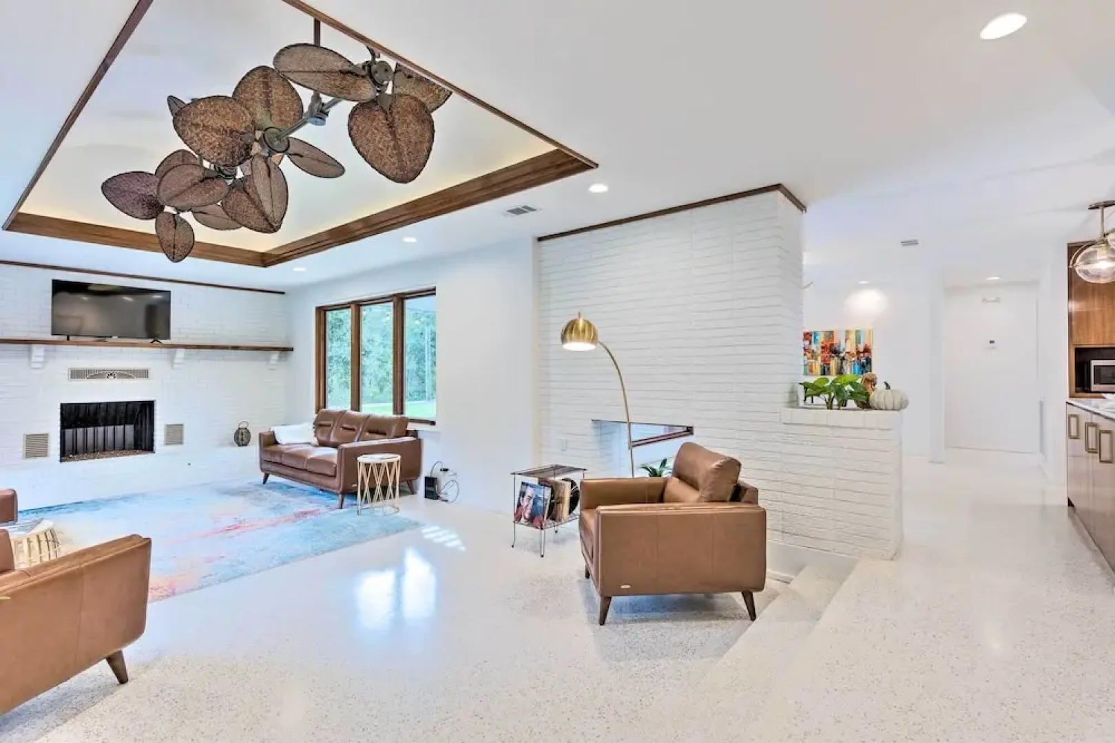 Mid-century Dream Home < Half-mile to Beach!