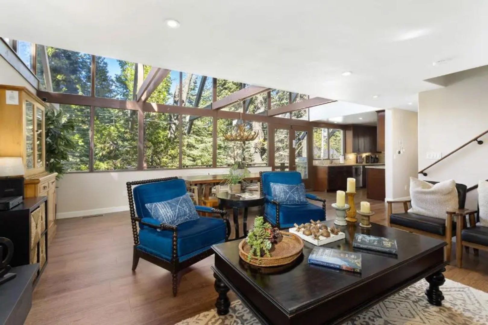 Snowflower Cabin Modern Luxe, 2 Level, 1500 sqft, AC, View, Dogs, Walk to Village