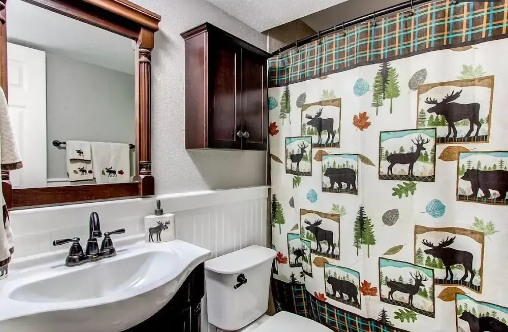 Hidden Valley Retreat. Foothill views. Large Yard!