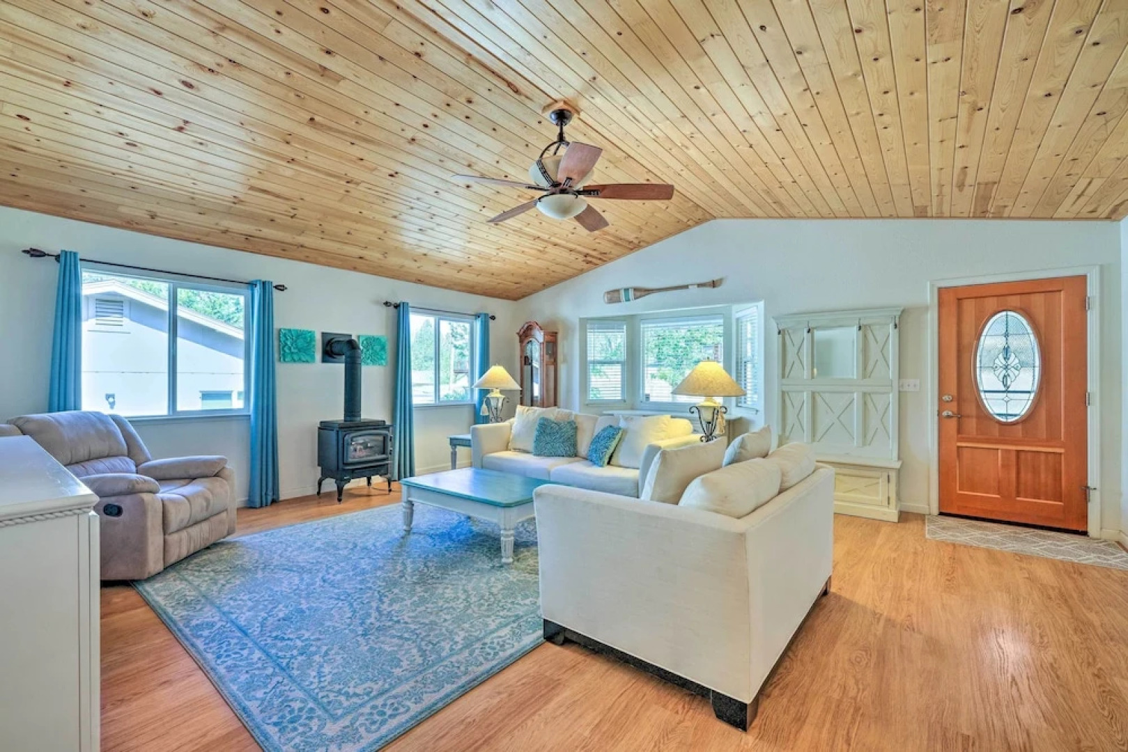 Community Perks: Welcoming Groveland Home