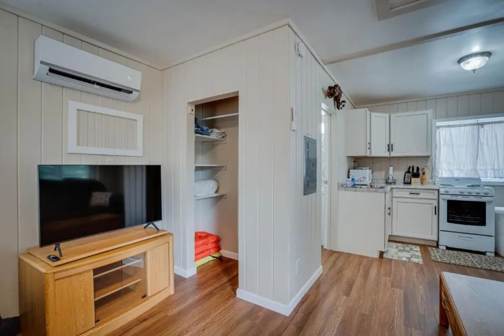 Lakeshore Fishing Cabins All 6 cabins