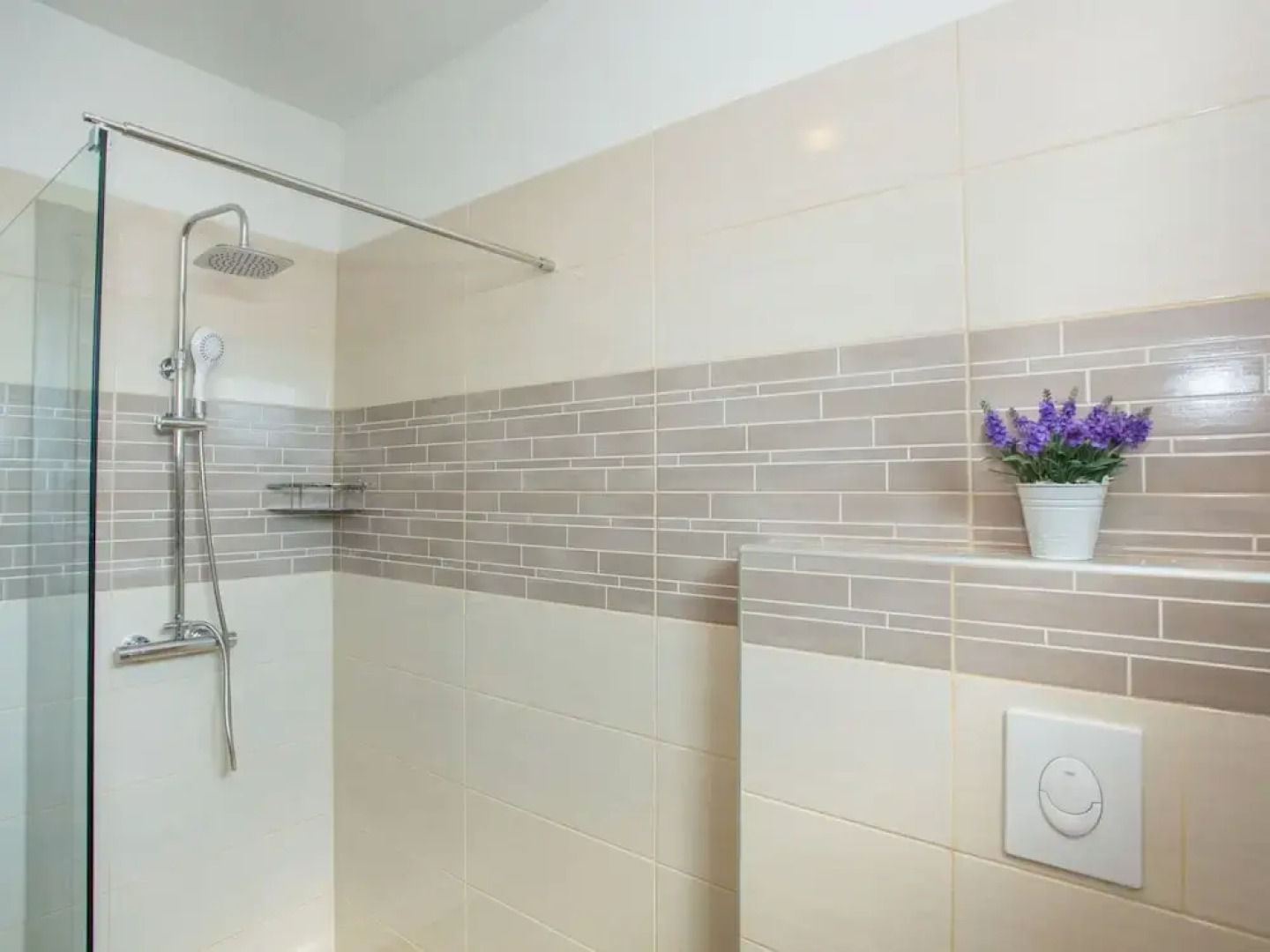 Villa With Large Garden and Pool, Ideal for 8 People, Only 10 Minutes Pula