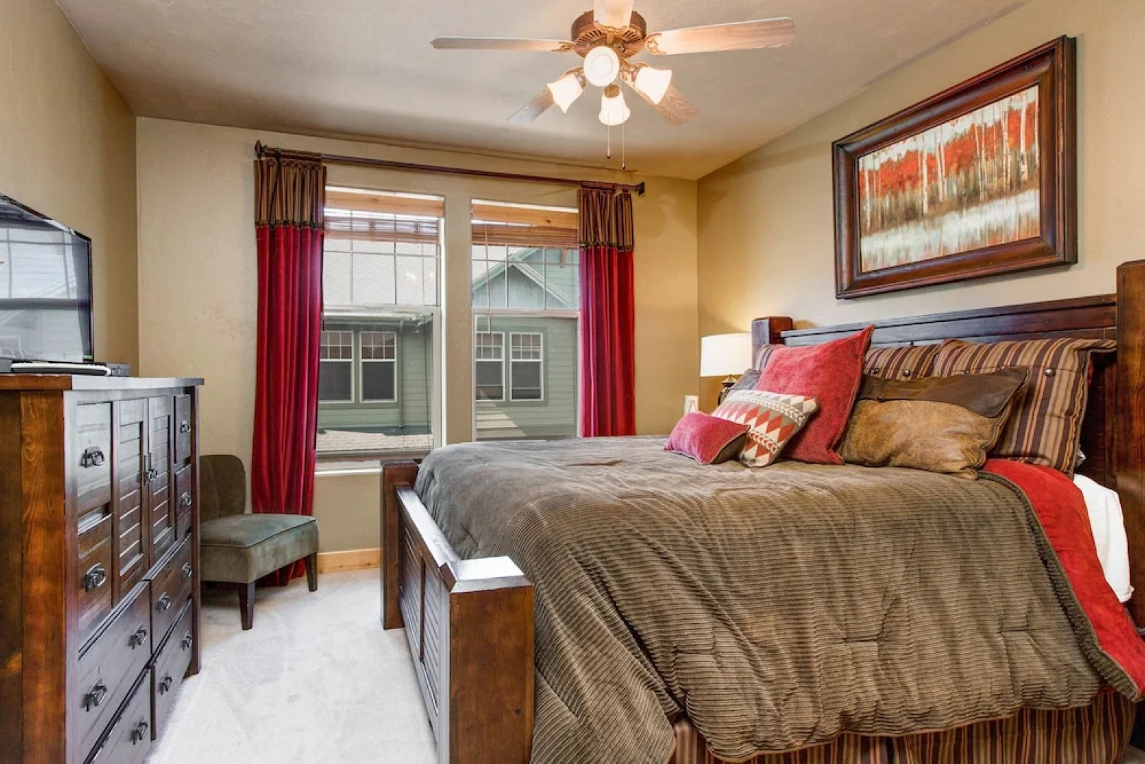 Warm and Spacious Home Base at Redstone by RedAwning