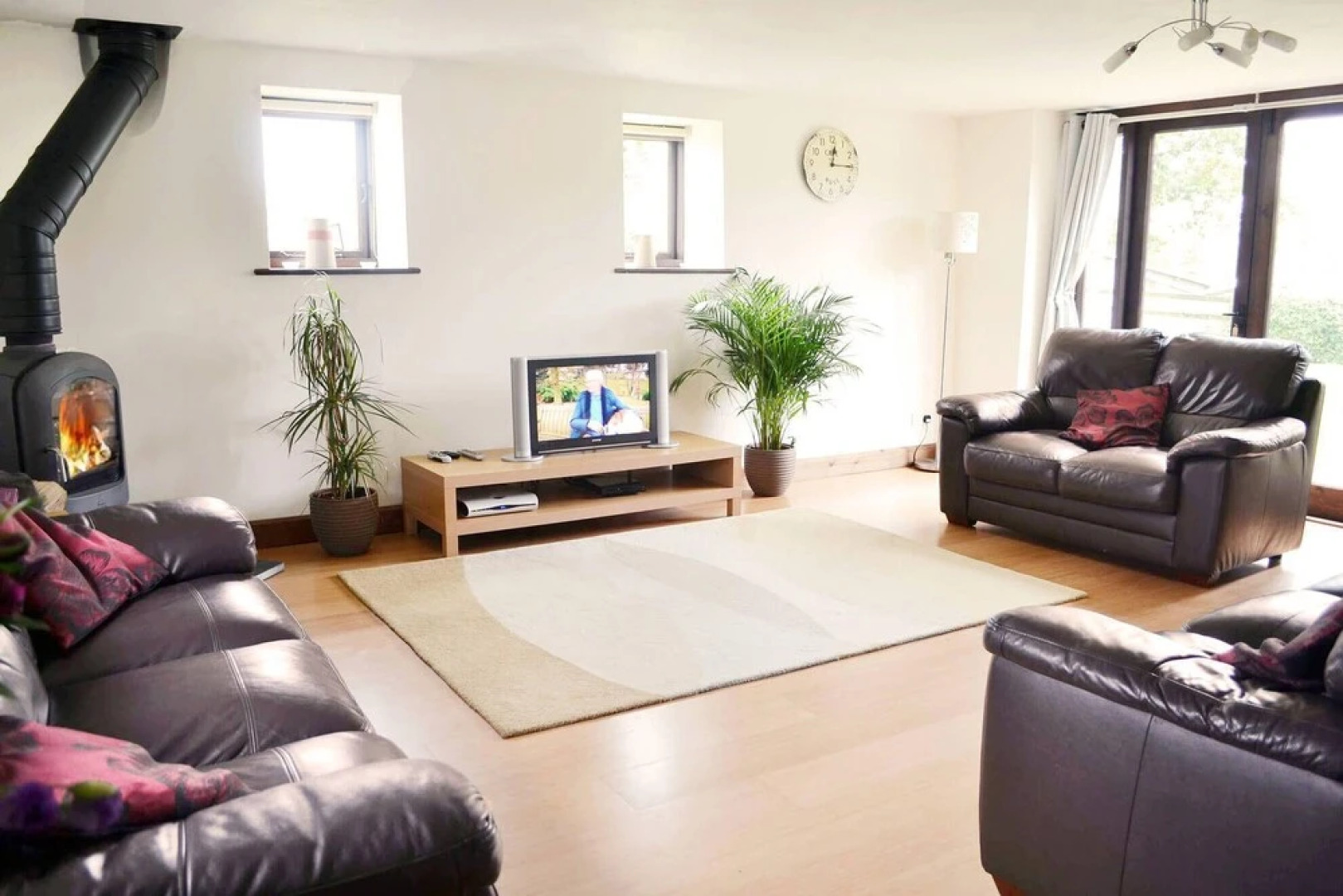 Beautifully converted 400-year-old threshing barn. Pet-friendly.