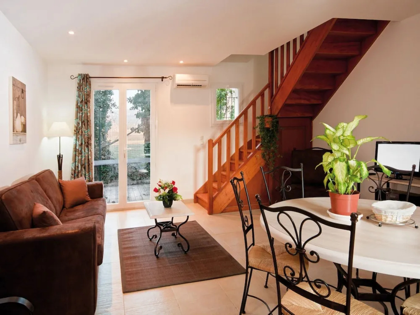 Spacious Holiday Home With Dishwasher and AC, in the Luberon