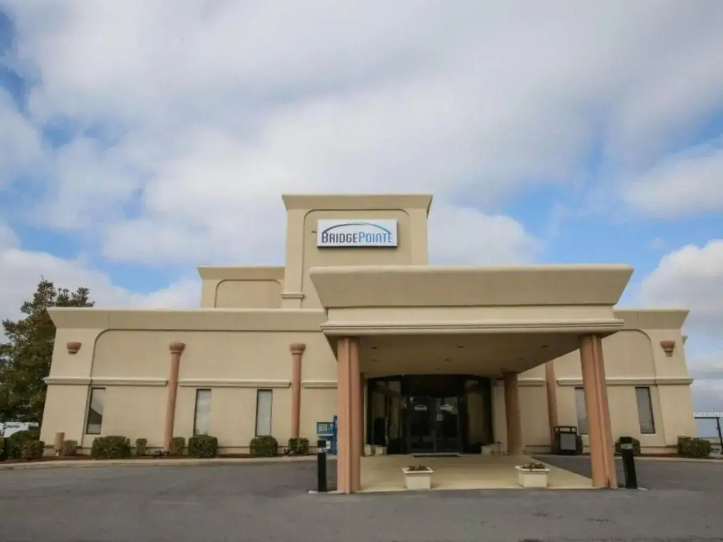 BridgePointe Hotel & Marina