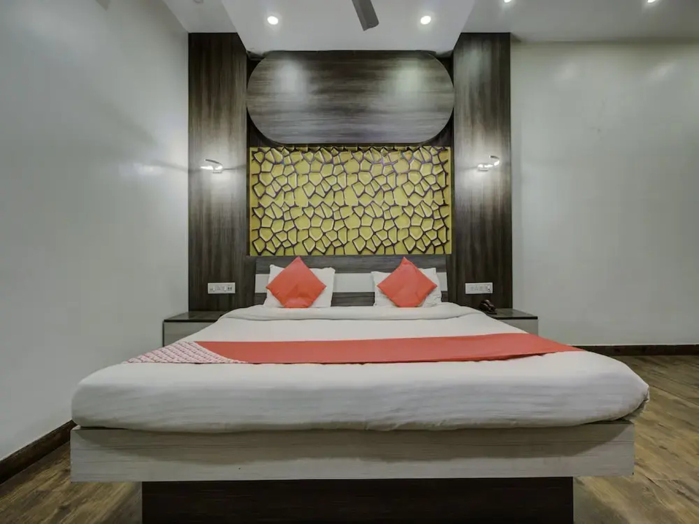 OYO 22530 Savoy Hotel