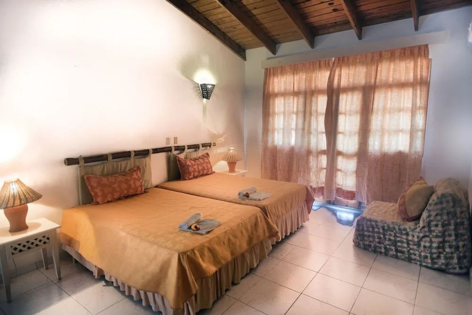 Отель Plaza Lusitania