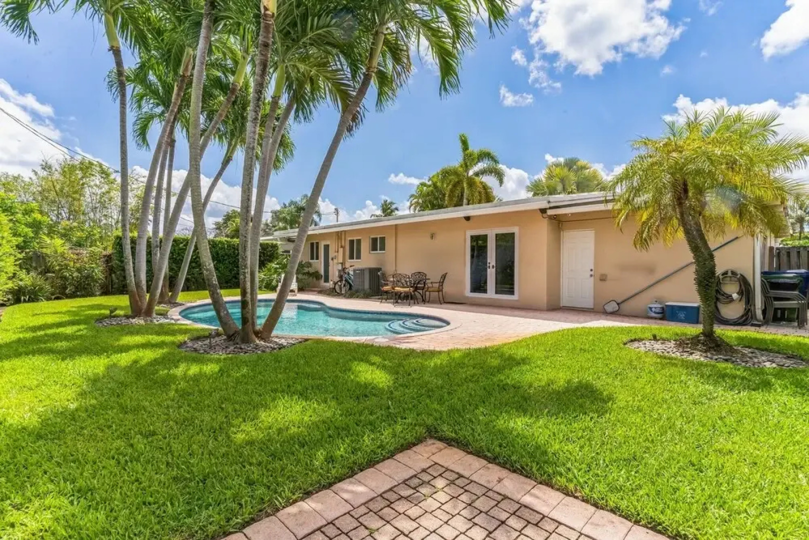 Shangri-la 3 Bedroom Home by RedAwning