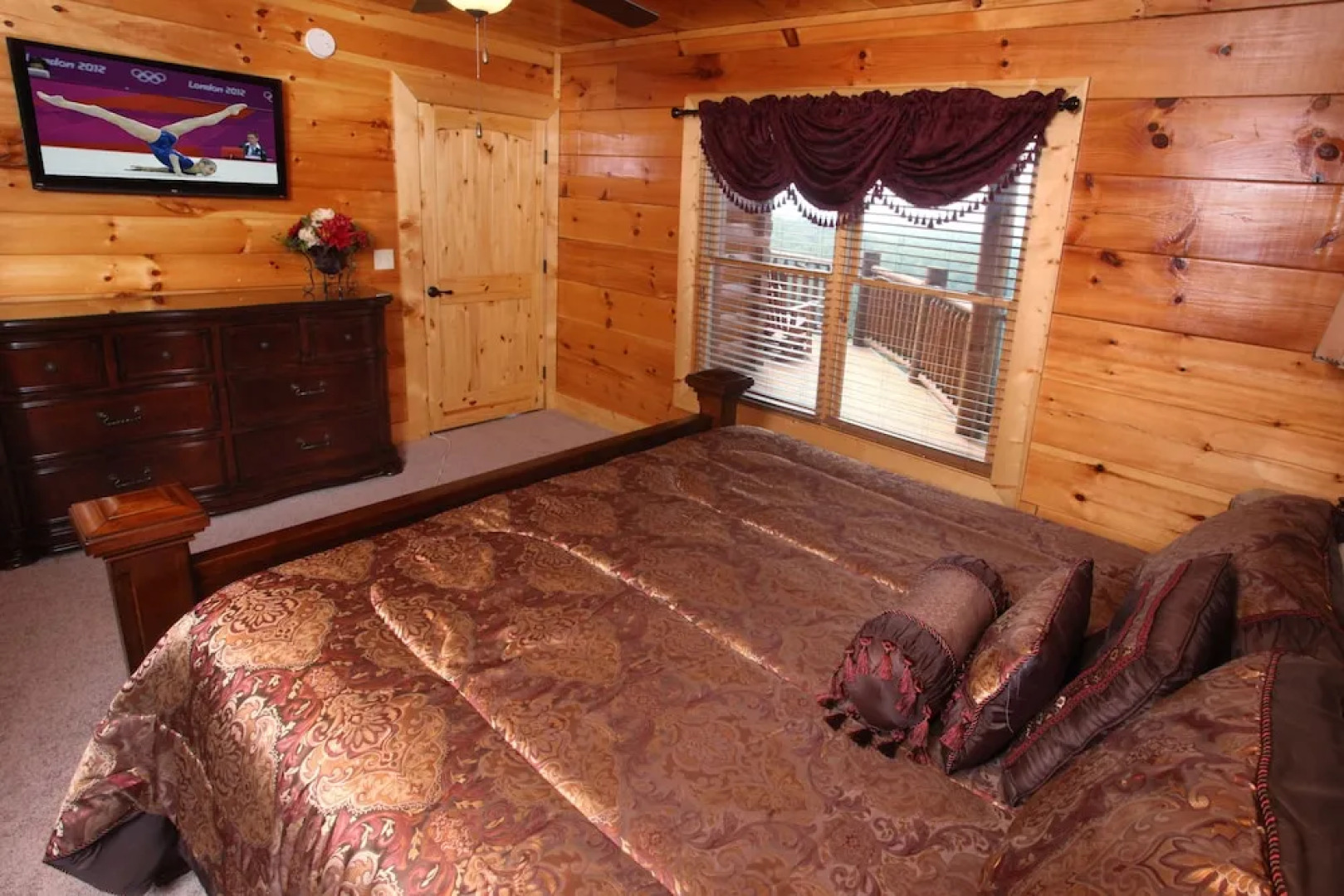 Serenity Mountain Pool Lodge - Nine Bedroom Cabin