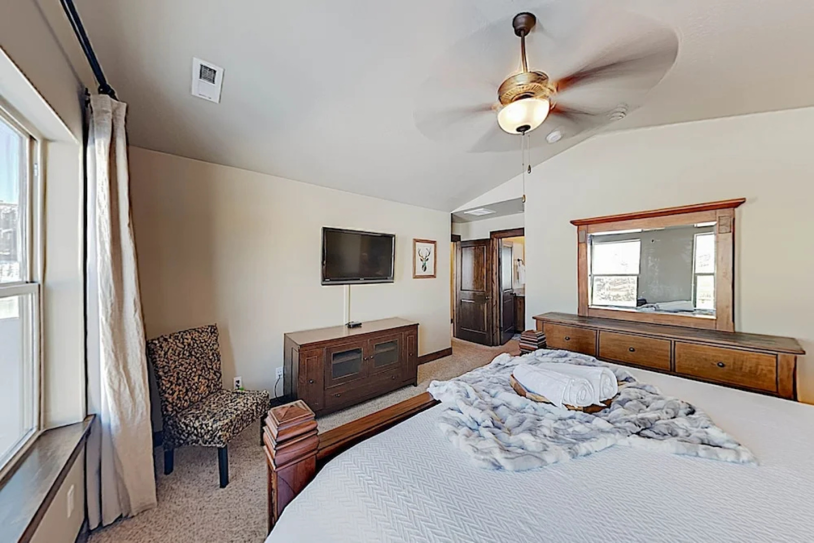 New Listing! Mountain W/ Hot Tub & Deck 5 Bedroom Townhouse