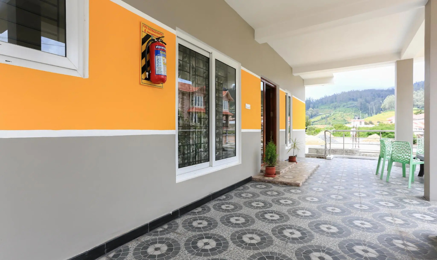 Treebo Light House, 900 Mtrs From Botanical Garden