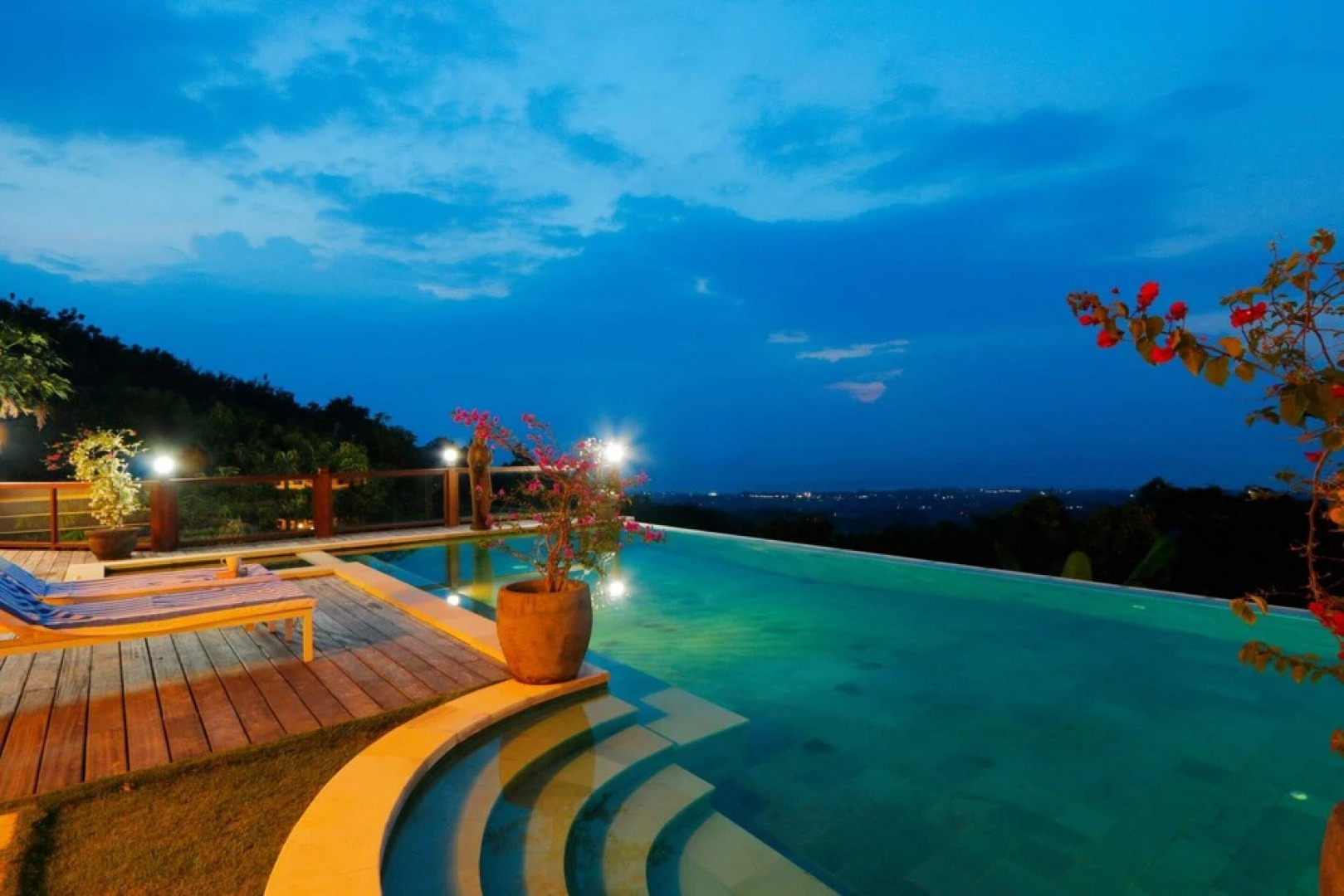 2 BR Villa With Fantastic Ocean View, Lovina With Staff