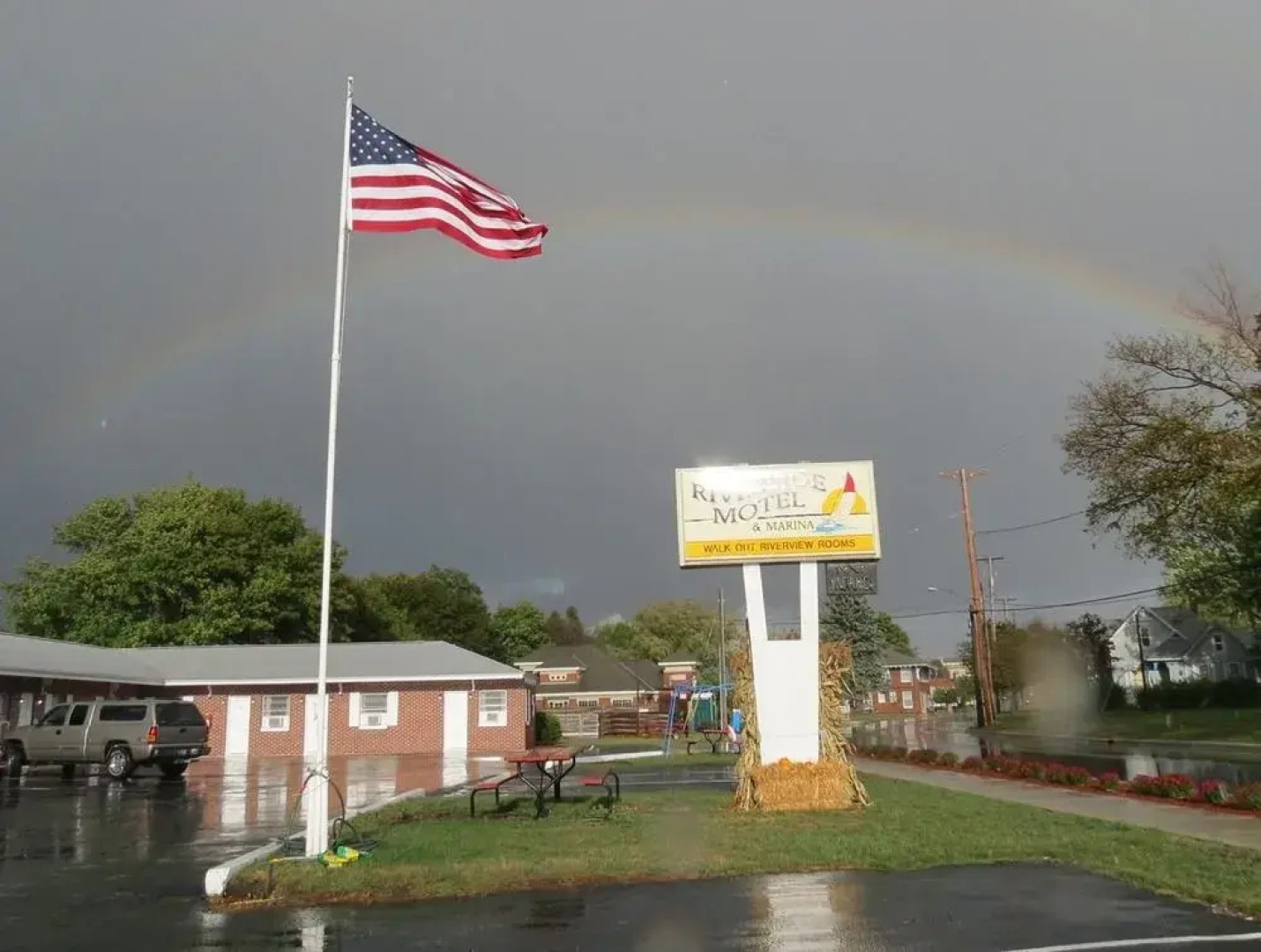 Little Riverside Motel & Marina