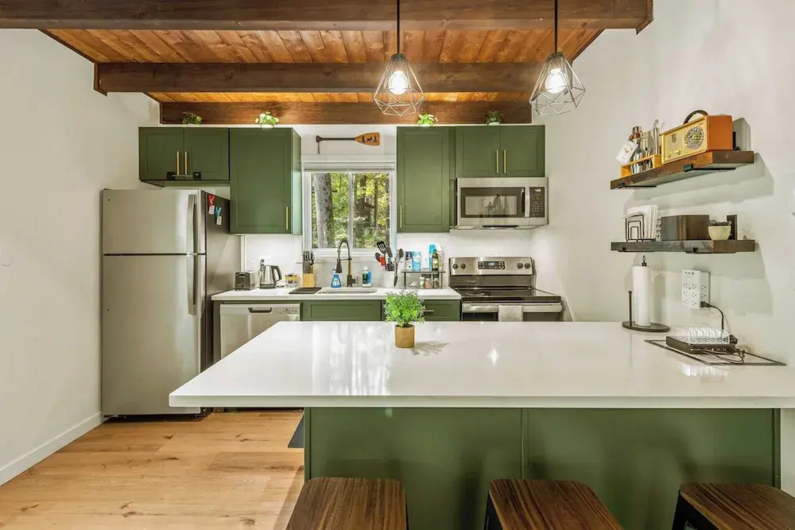 Hot Tub, Lake Access + Community Amenities Somerset Lodge by Avantstay