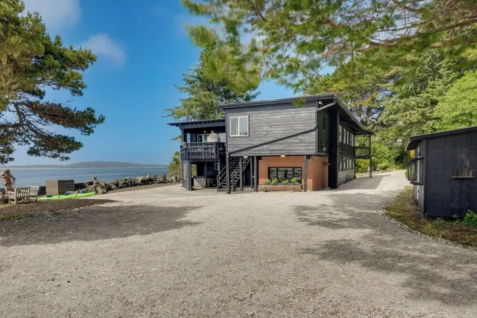 Waterfront Coos Bay Retreat w/ Kayaks!