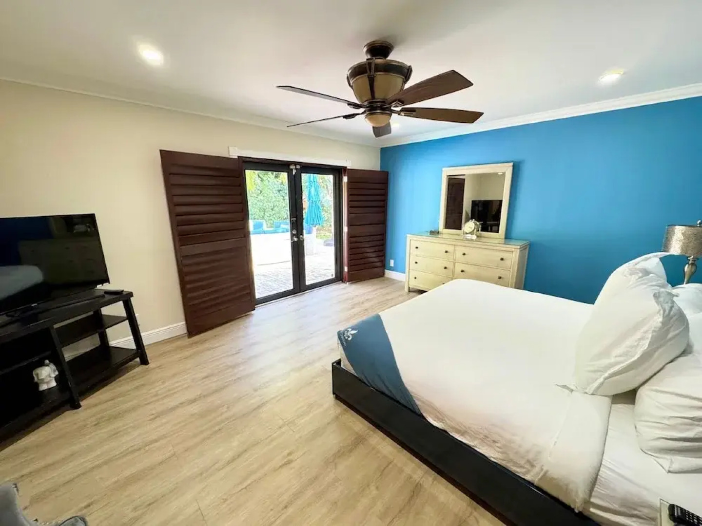 Vidal Manor 4BR Oasis w Pool Cabana- Wilton Dr