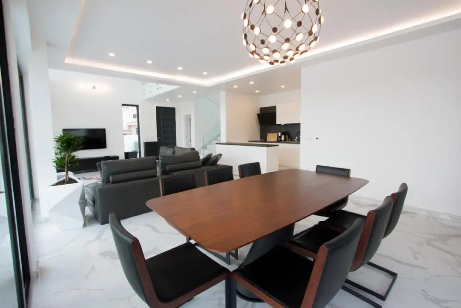 Villa Barako Prestige - 4 Bedroom Villa - Very Modern Interior - WiFi and Air Conditioning