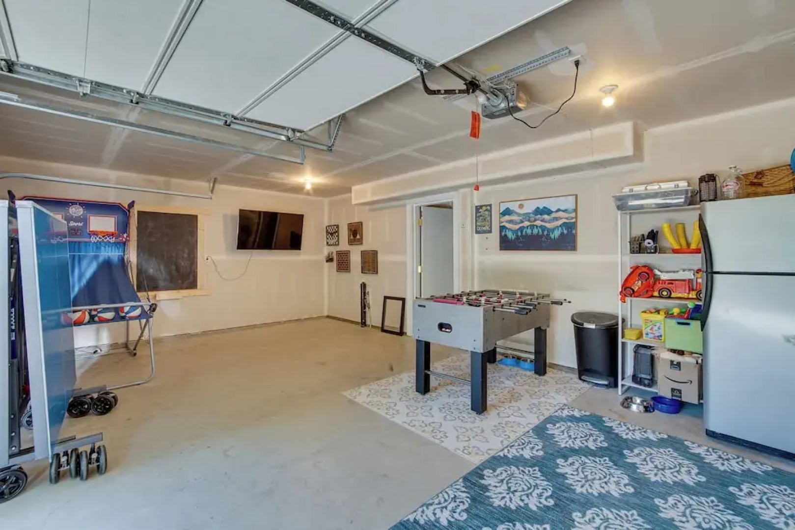 Unwind in Cle Elum: Hot Tub & Cozy Fireplace!