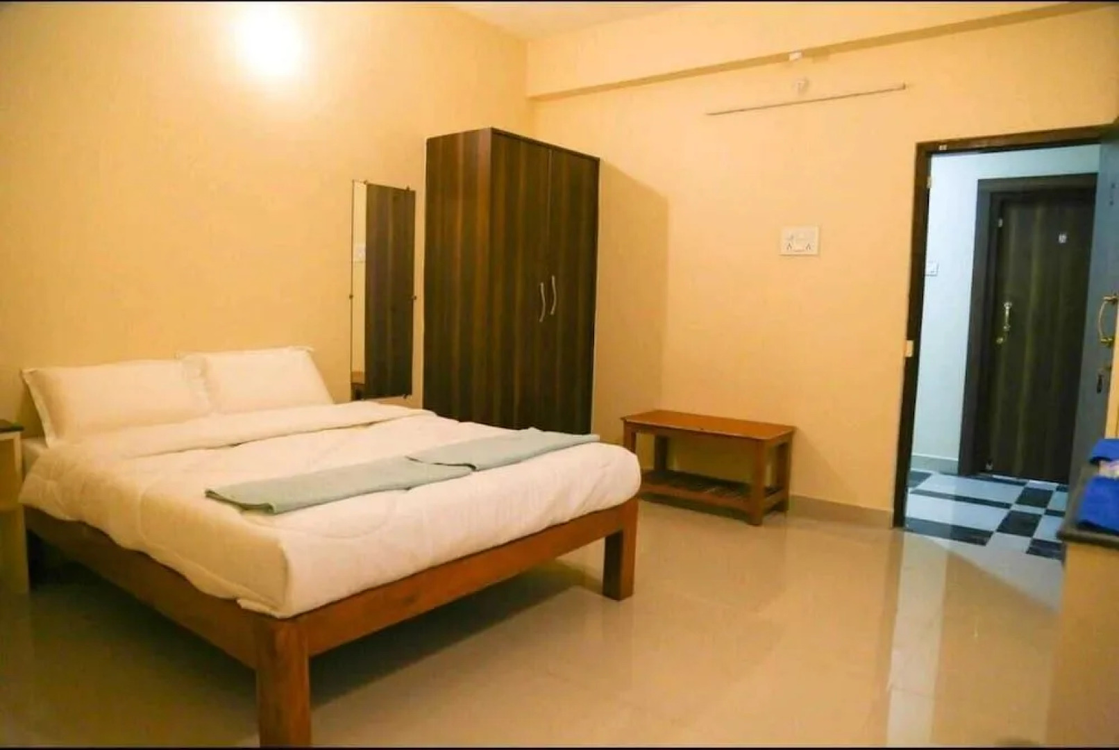 Iroomz Hotel Krishna Inn