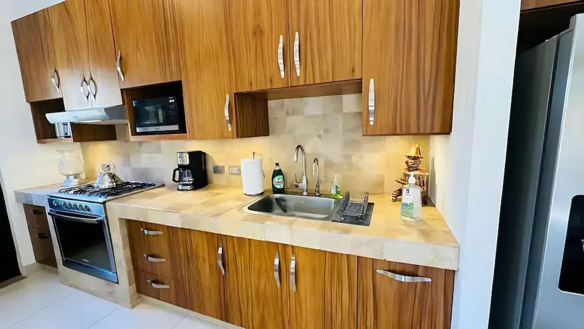 Modern 1 Bedroom Guesthouse - Free Bikes - Huge Patio - Gym - Pickleball Court