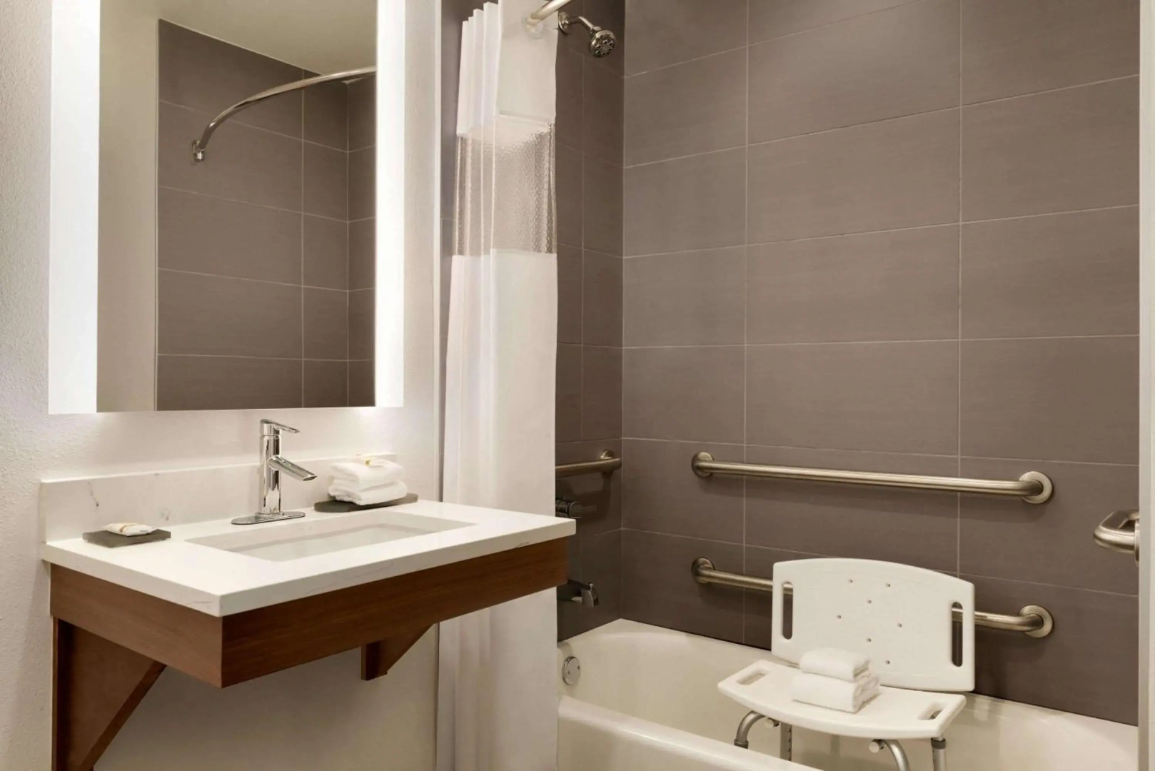 La Quinta Inn & Suites by Wyndham San Luis Obispo Downtown