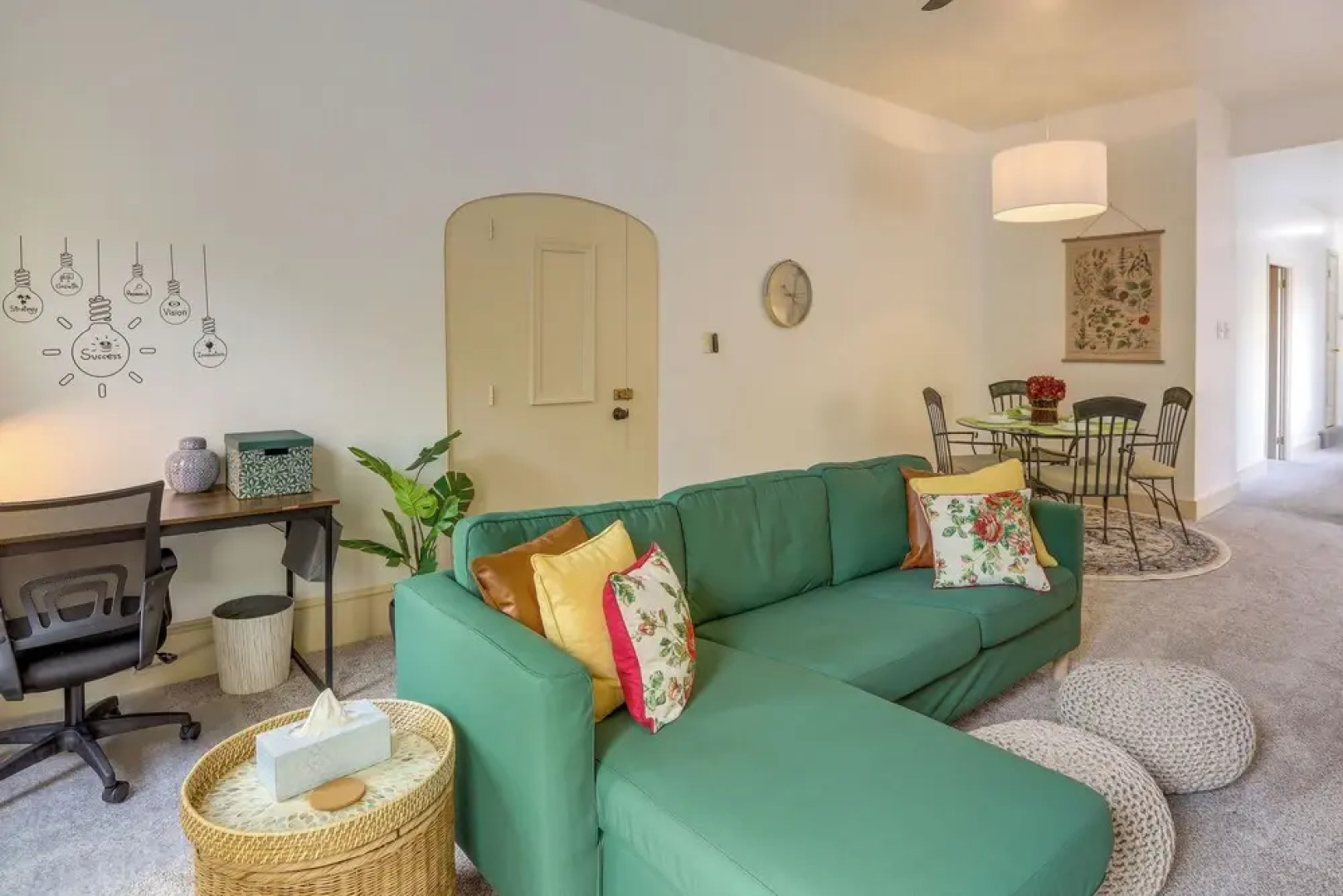 Walk to Restaurants & Shops: Apt in Pennsylvania!