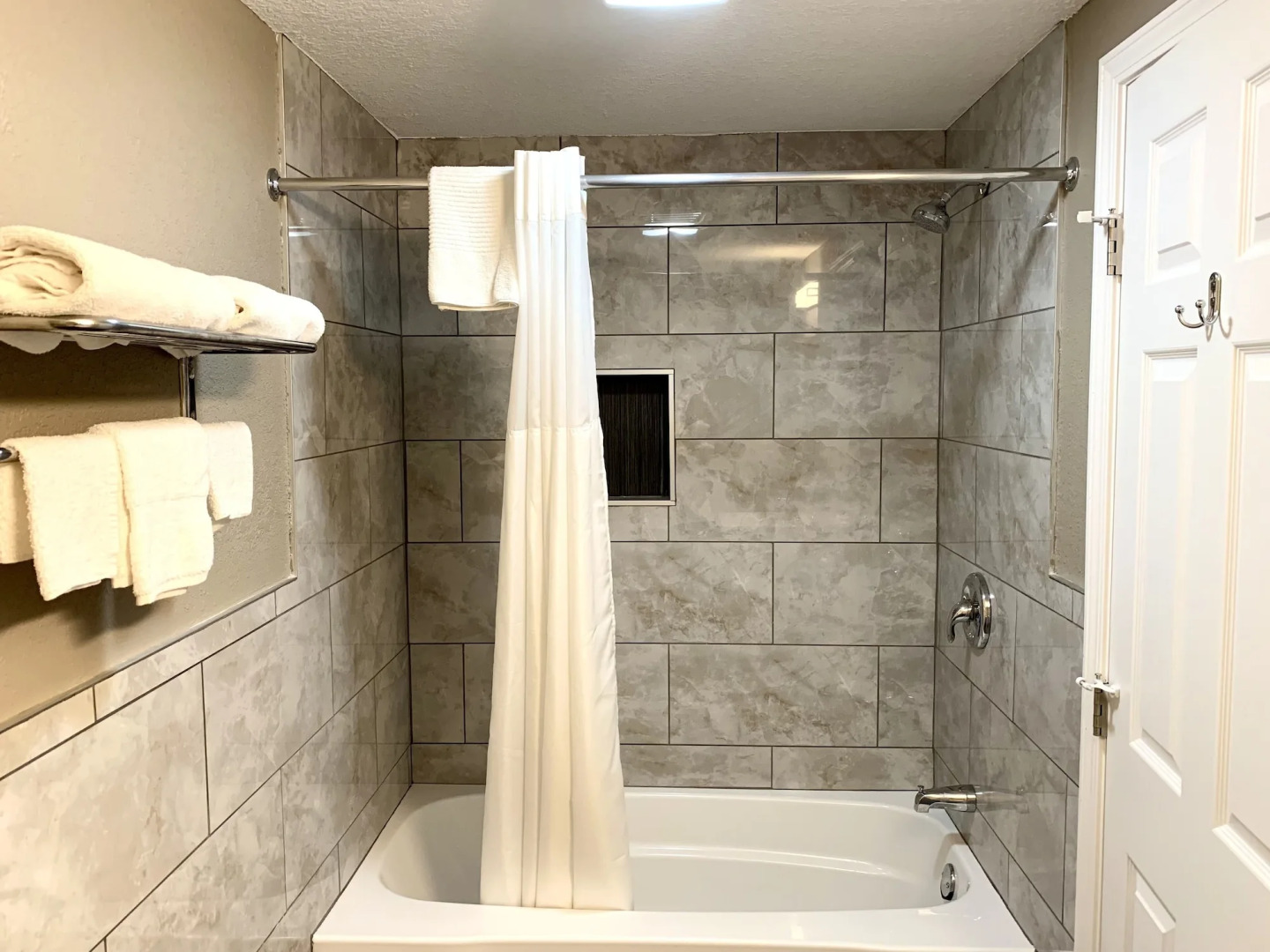 Hometowne Inn & Suites