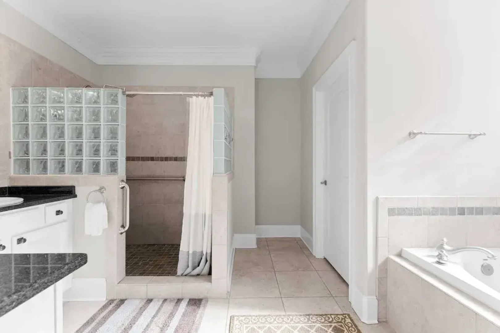 Sunset Pointe by Avantstay Waterfront, Beach, Fire Pit Sleeps 14 5bdr 4BA