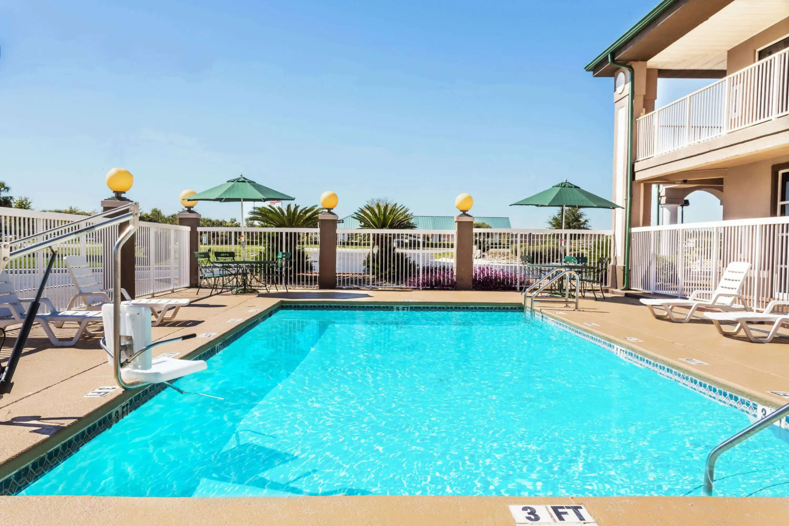 Super 8 by Wyndham Marianna I-10