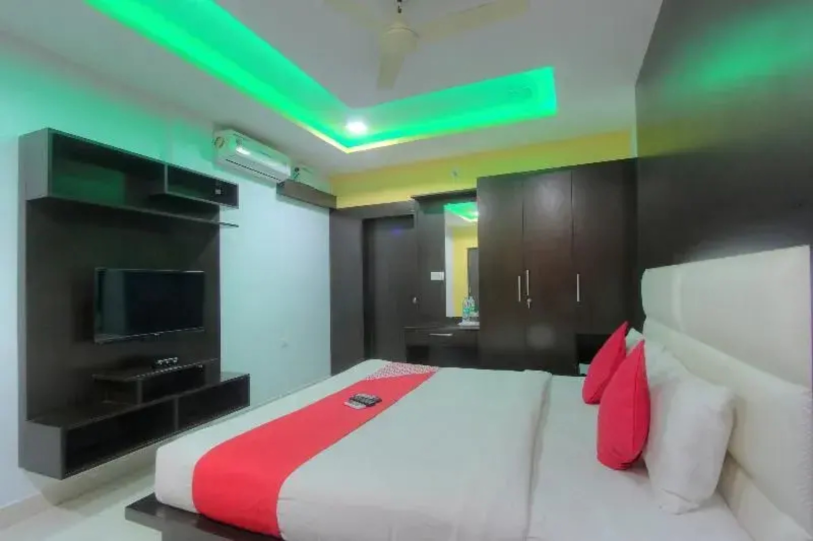 Capital O 15965 Hotel Nandi Gateway