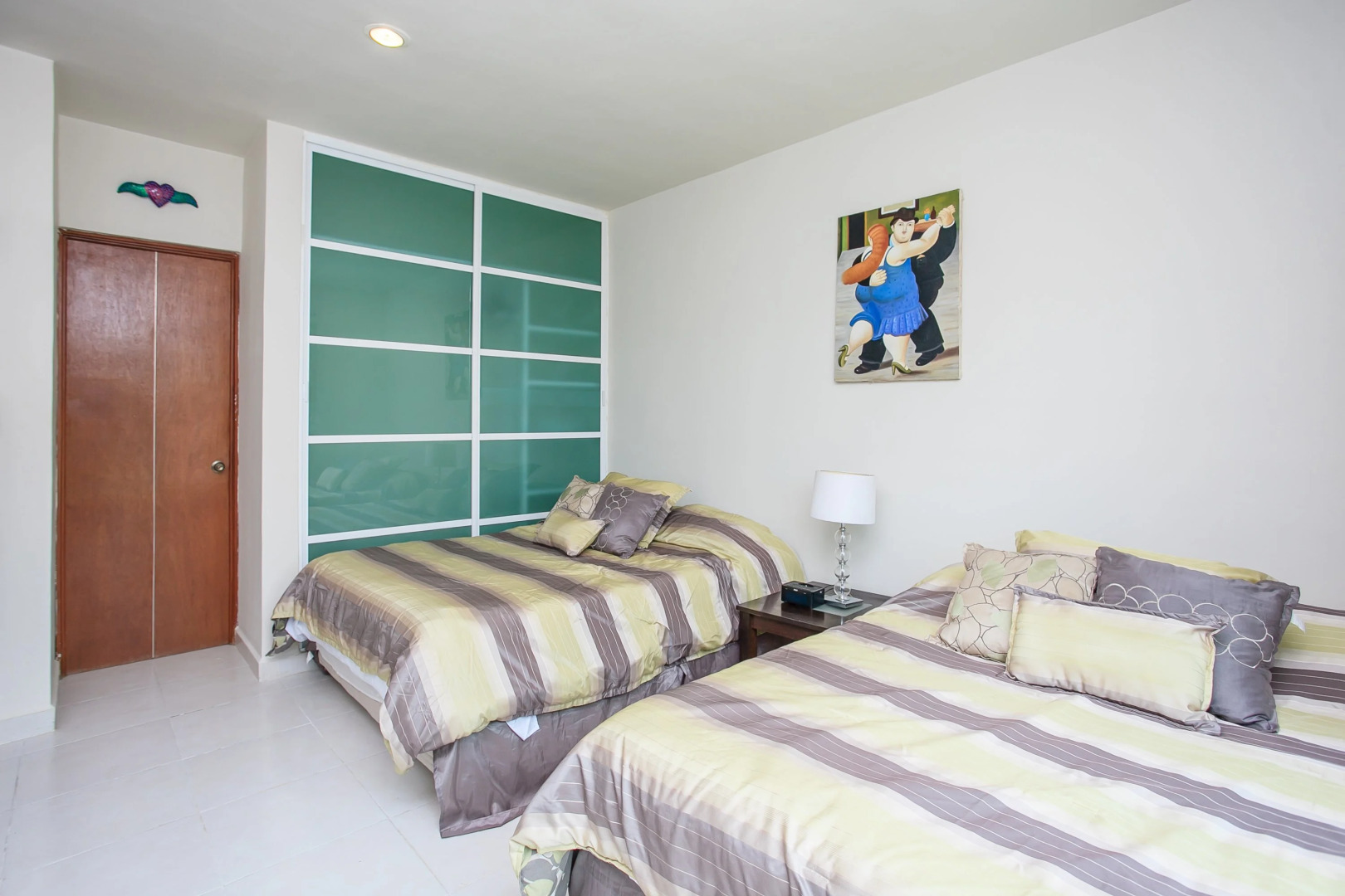 Contemporary Private 2 Br Ph Near Everything