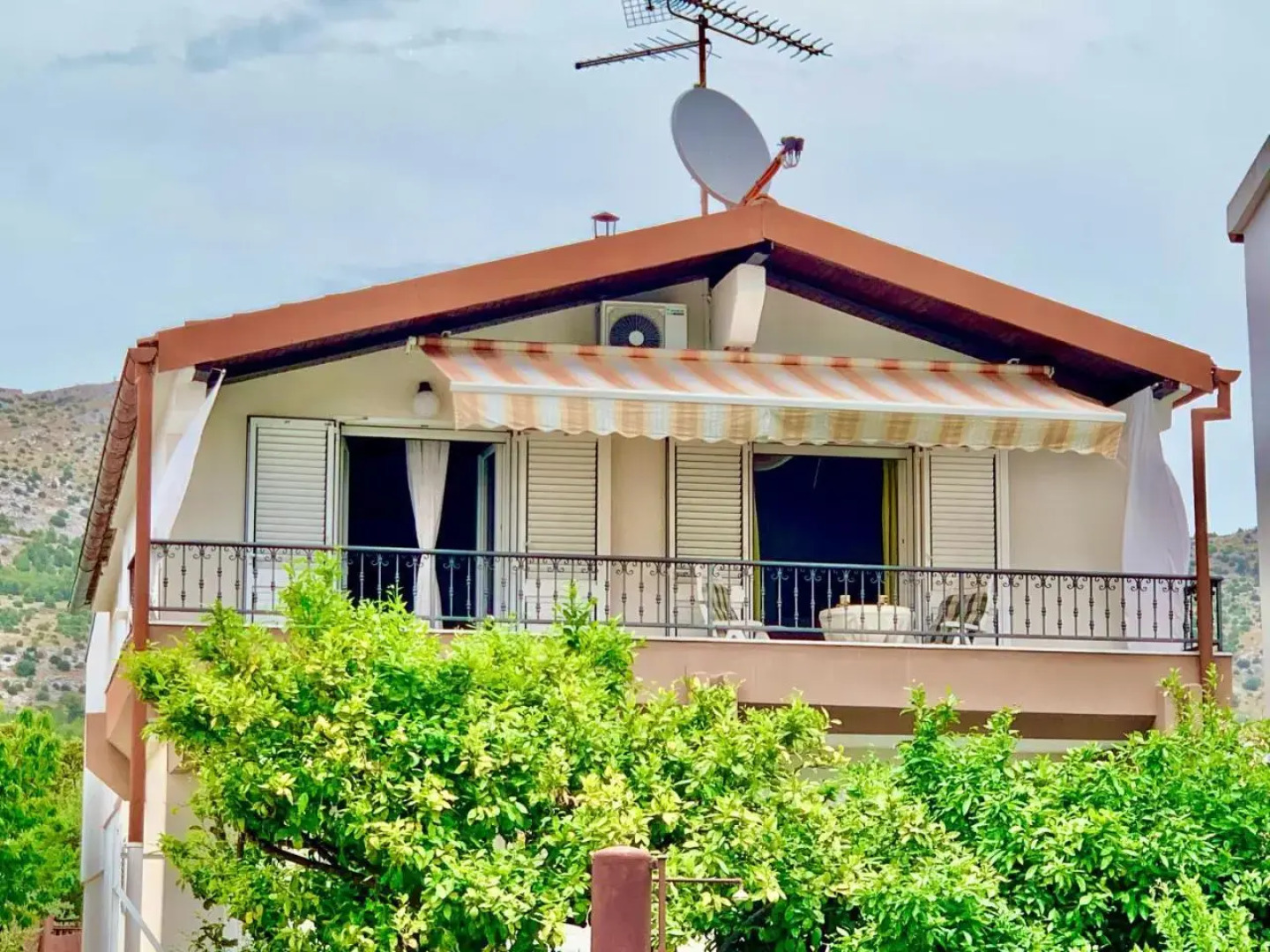 Grebastica Beachfront Apartment