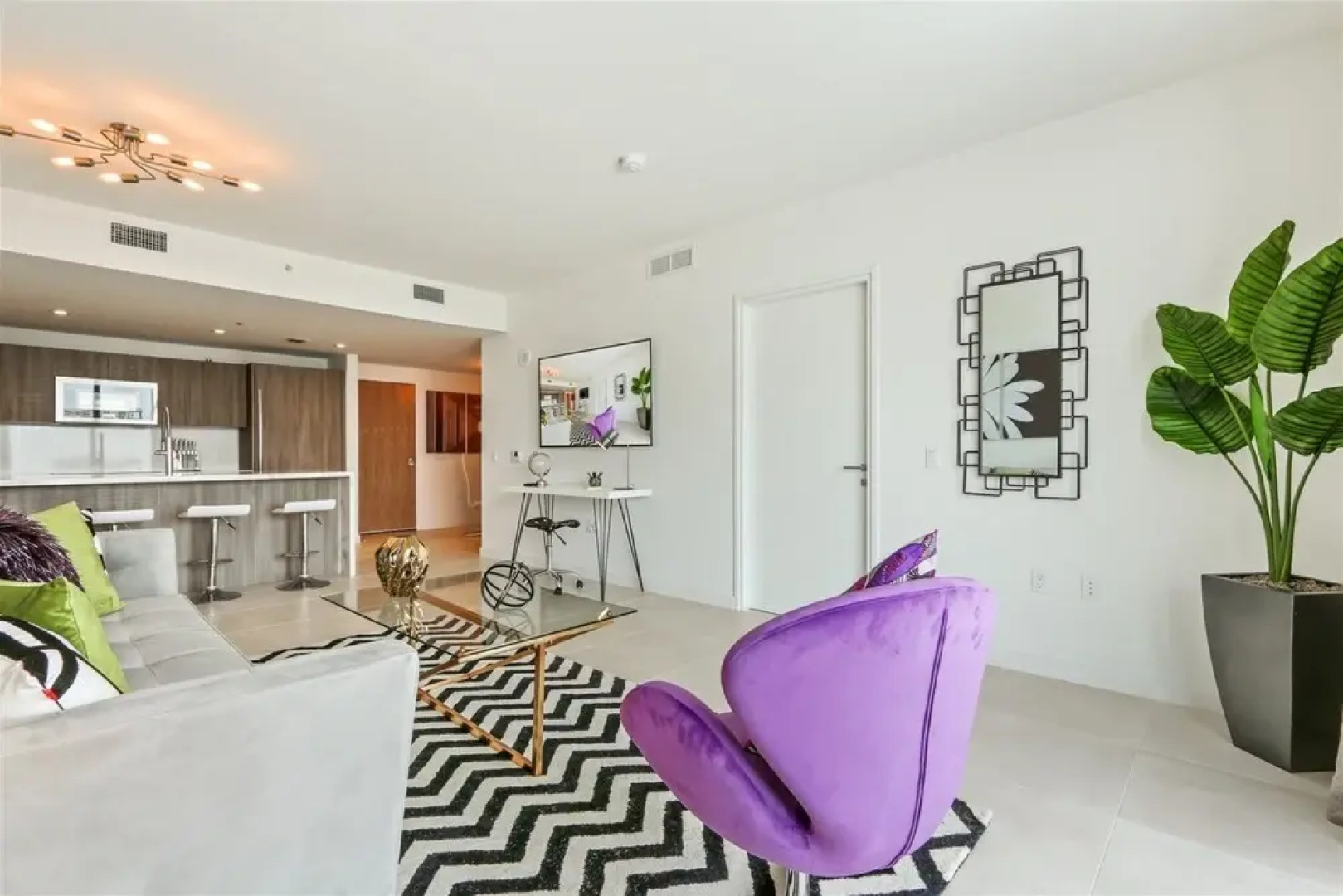 Top Fort Lauderdale Condo 7th Floor - Private and Sanitized, Hotel Amenities, Free Parking for Stays Over 27 Days, 400 ft From the Beach. Hosted by Super Host!