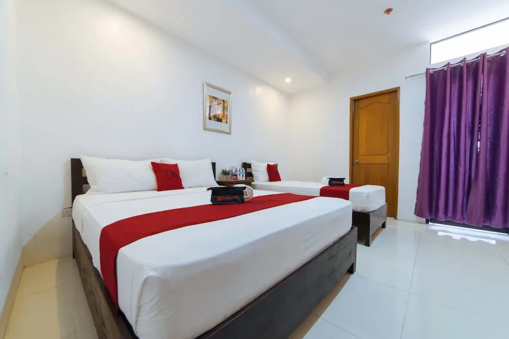 Mercedes Hotel by RedDoorz