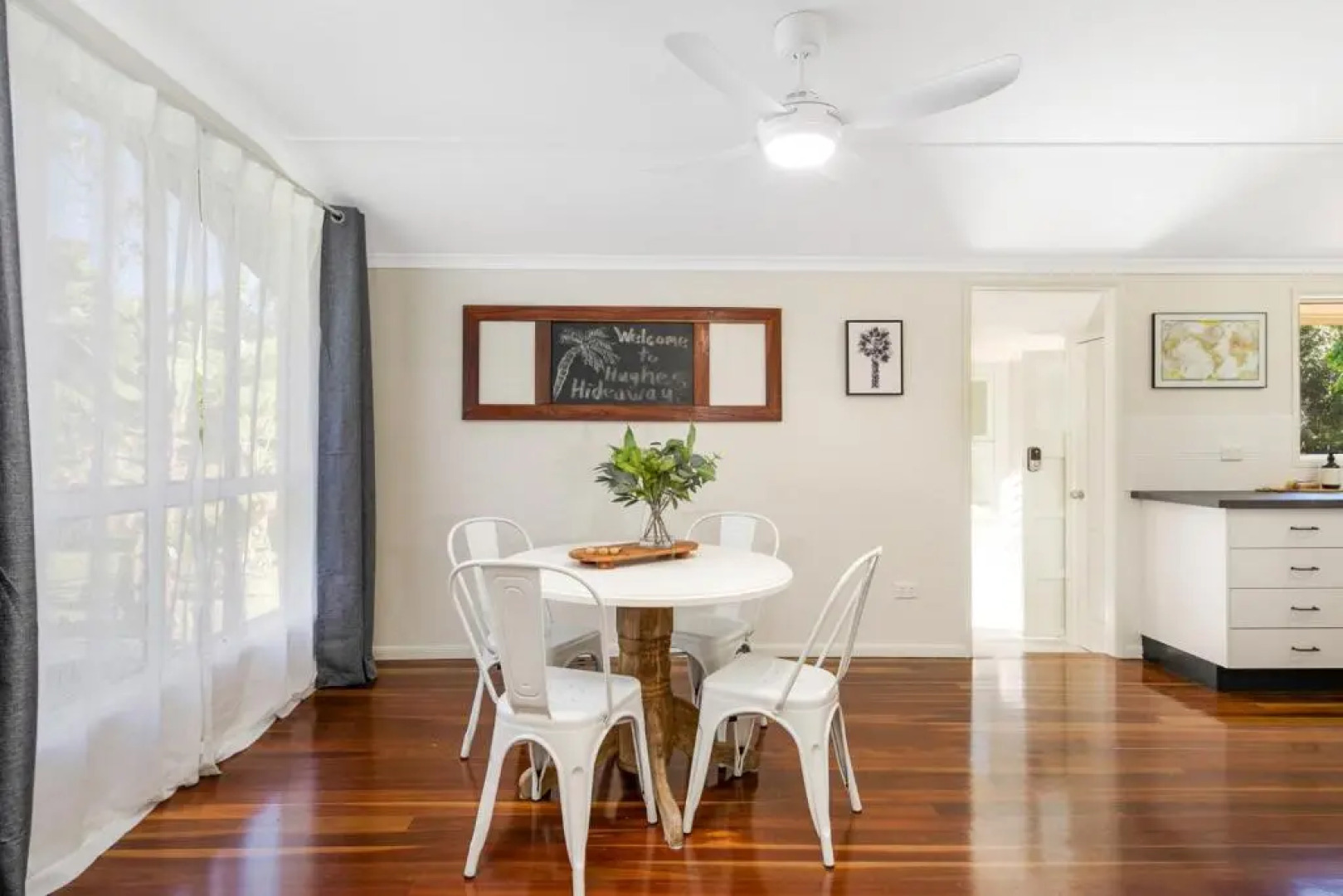 Hughes Hideaway - 2BR Cottage on 1 Acre w Air Con, King Beds