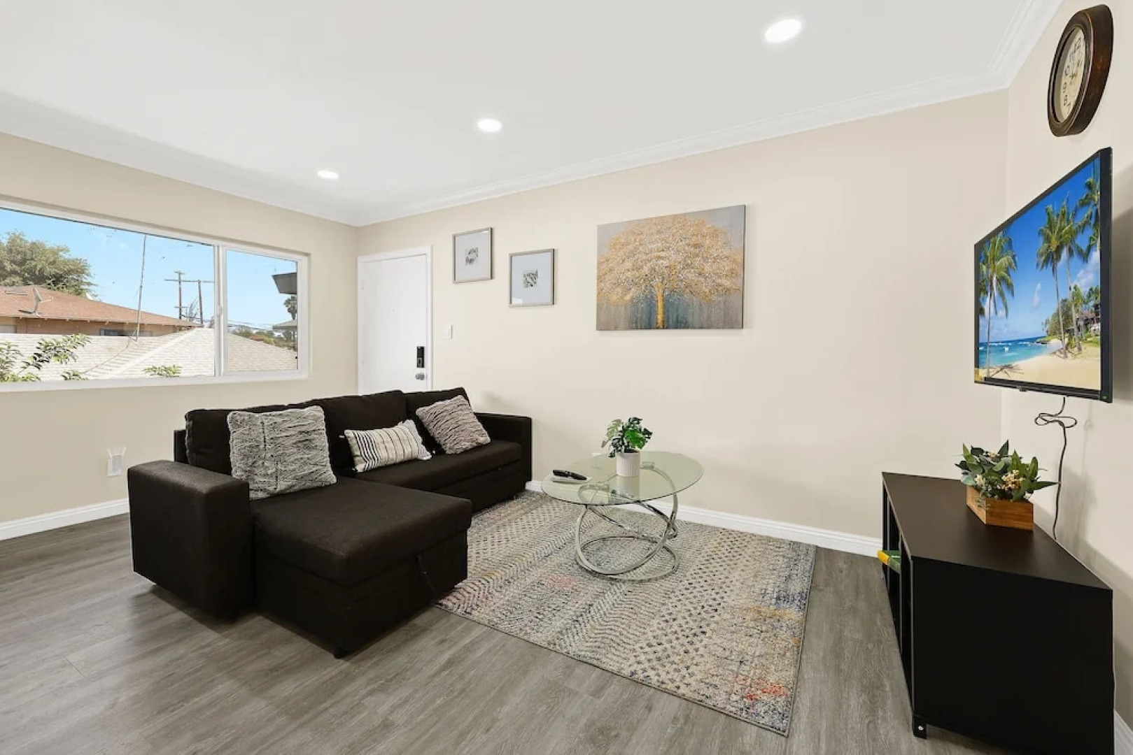 Sunny & Cheerful Near I-10 ~ Queen Beds ~ Parking