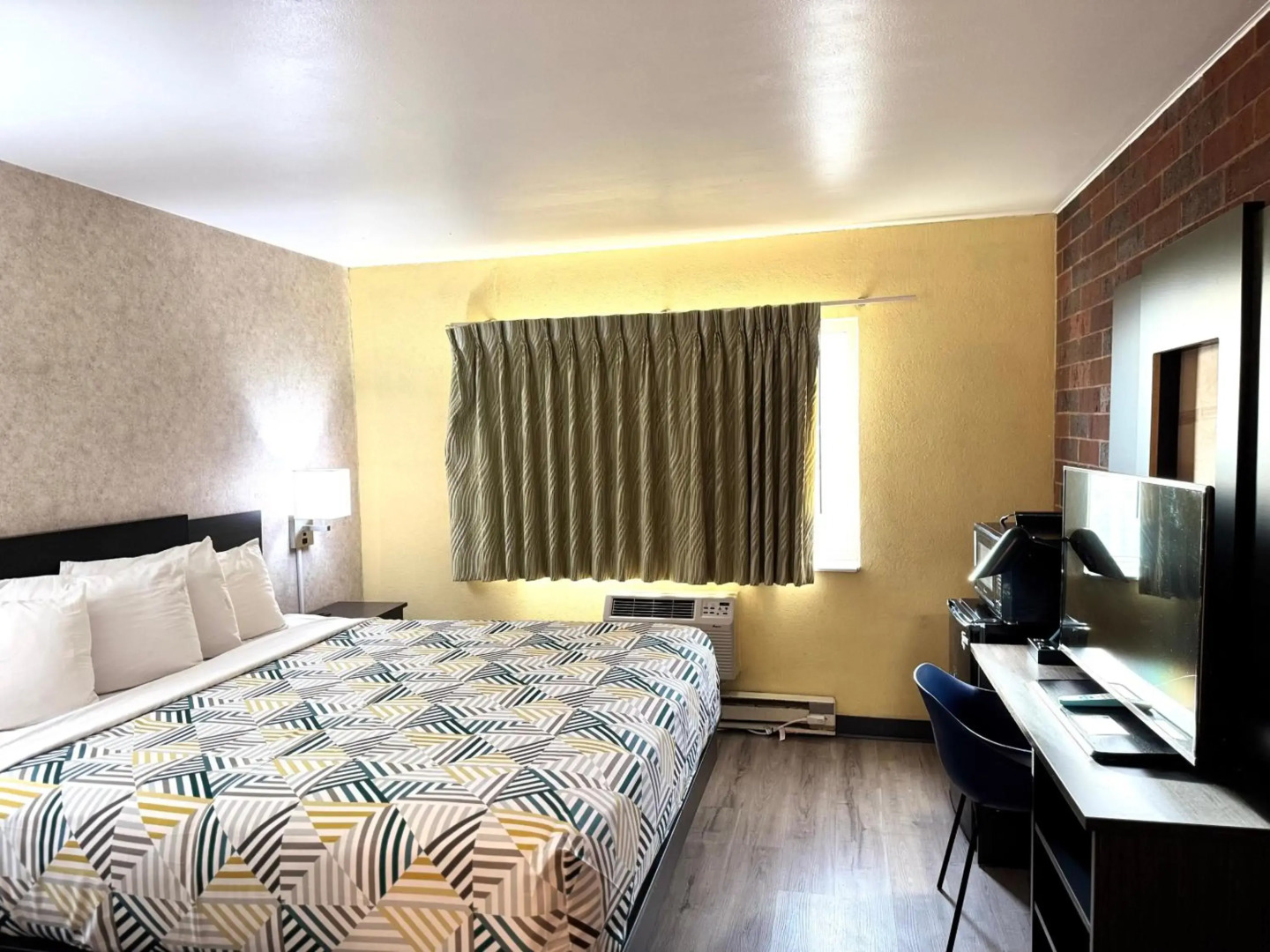 Motel 6 Eau Claire, WI