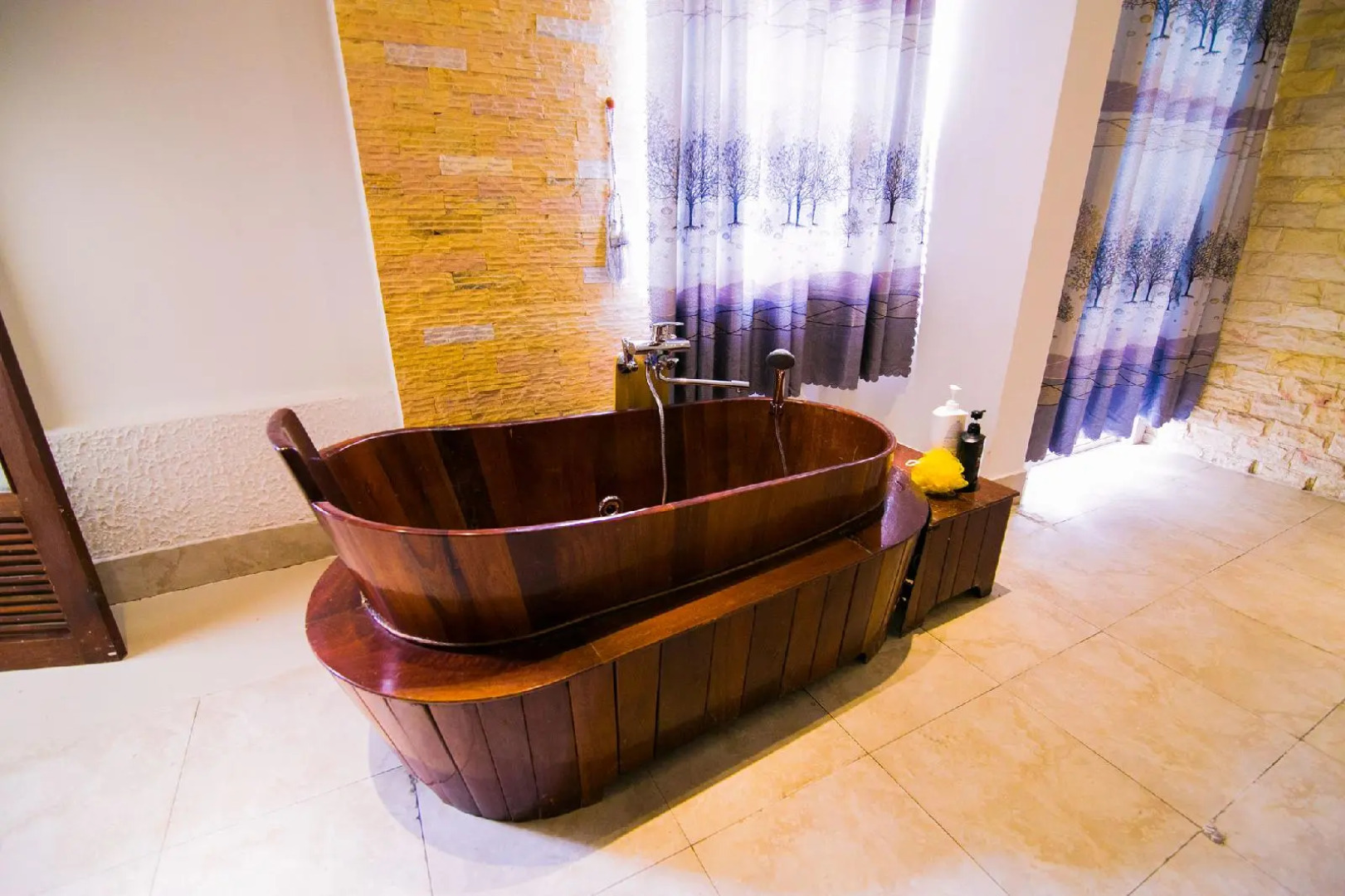 Phuong Dong Hotel & Apartment