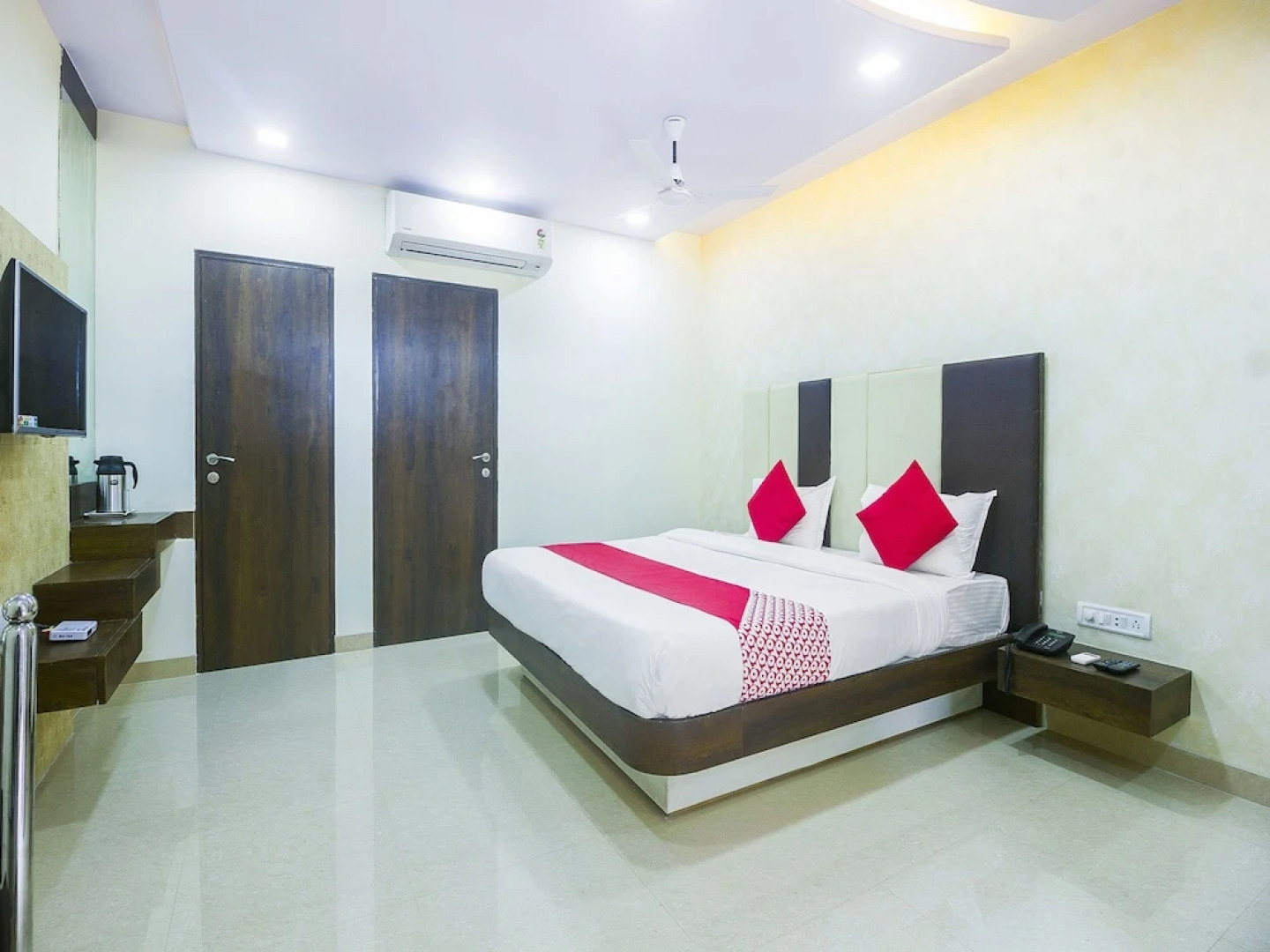 OYO 15982 Hotel Samrat Palace