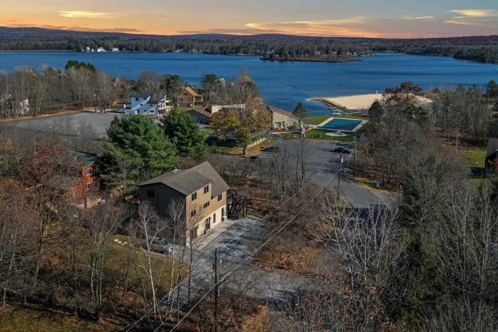 Lake View Chalet by Avantstay Lake Access + Deck