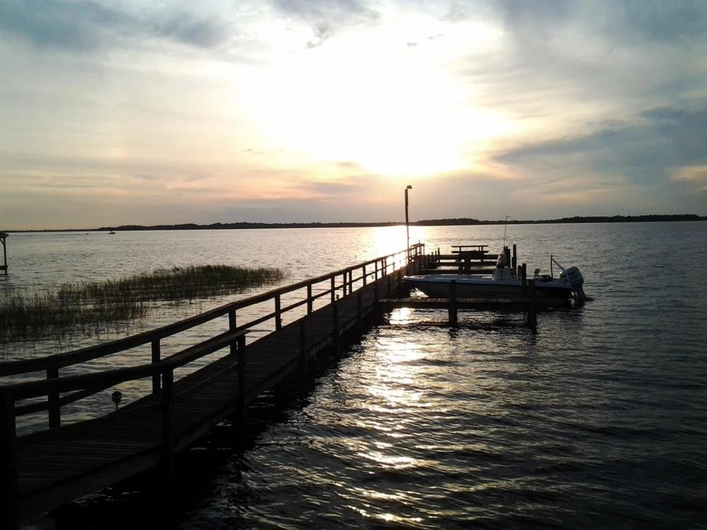 Lakeside Inn and Cafe