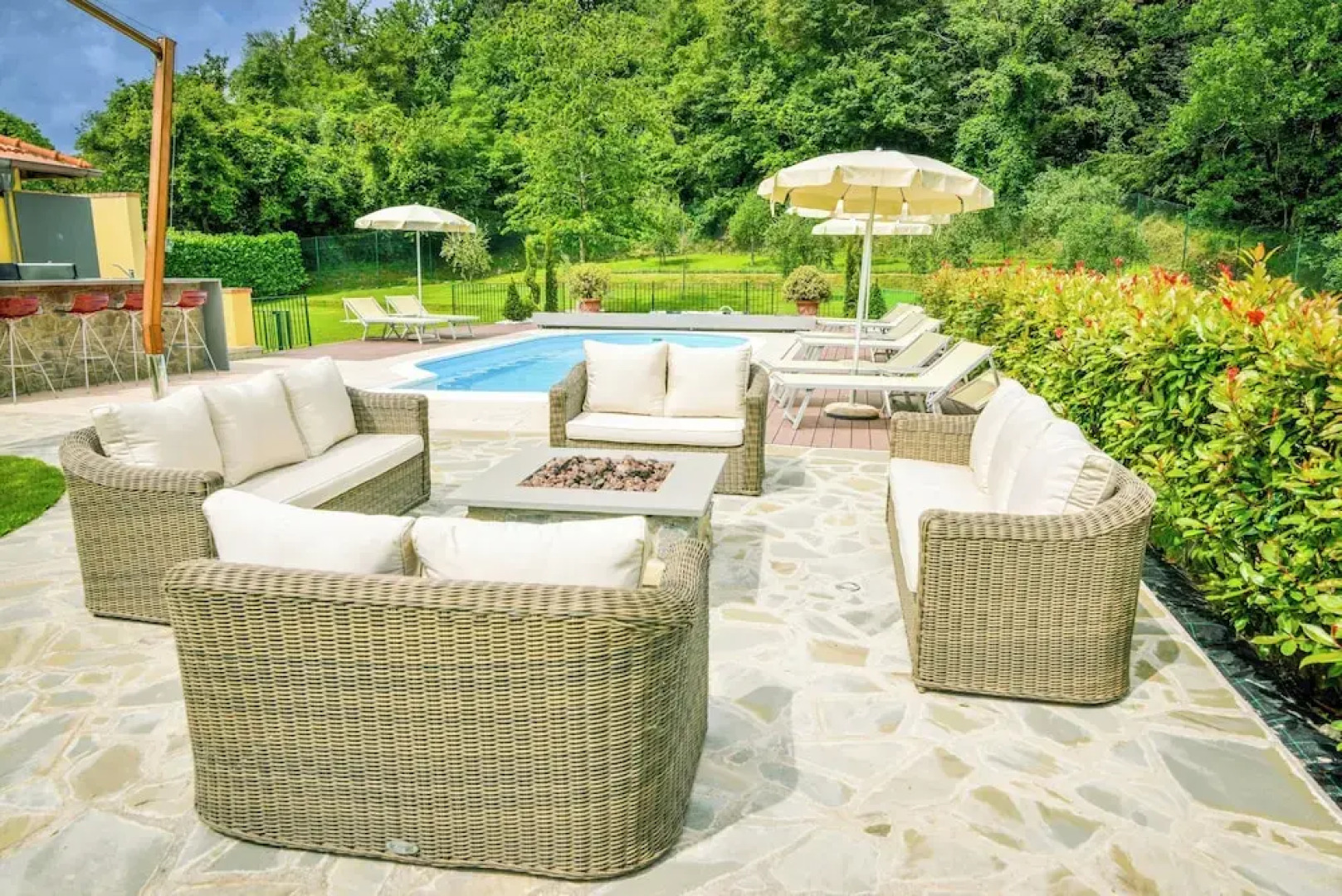 Villa 3 Bed 4 Bath Sleeps 8 Pool Hot tub Air Con