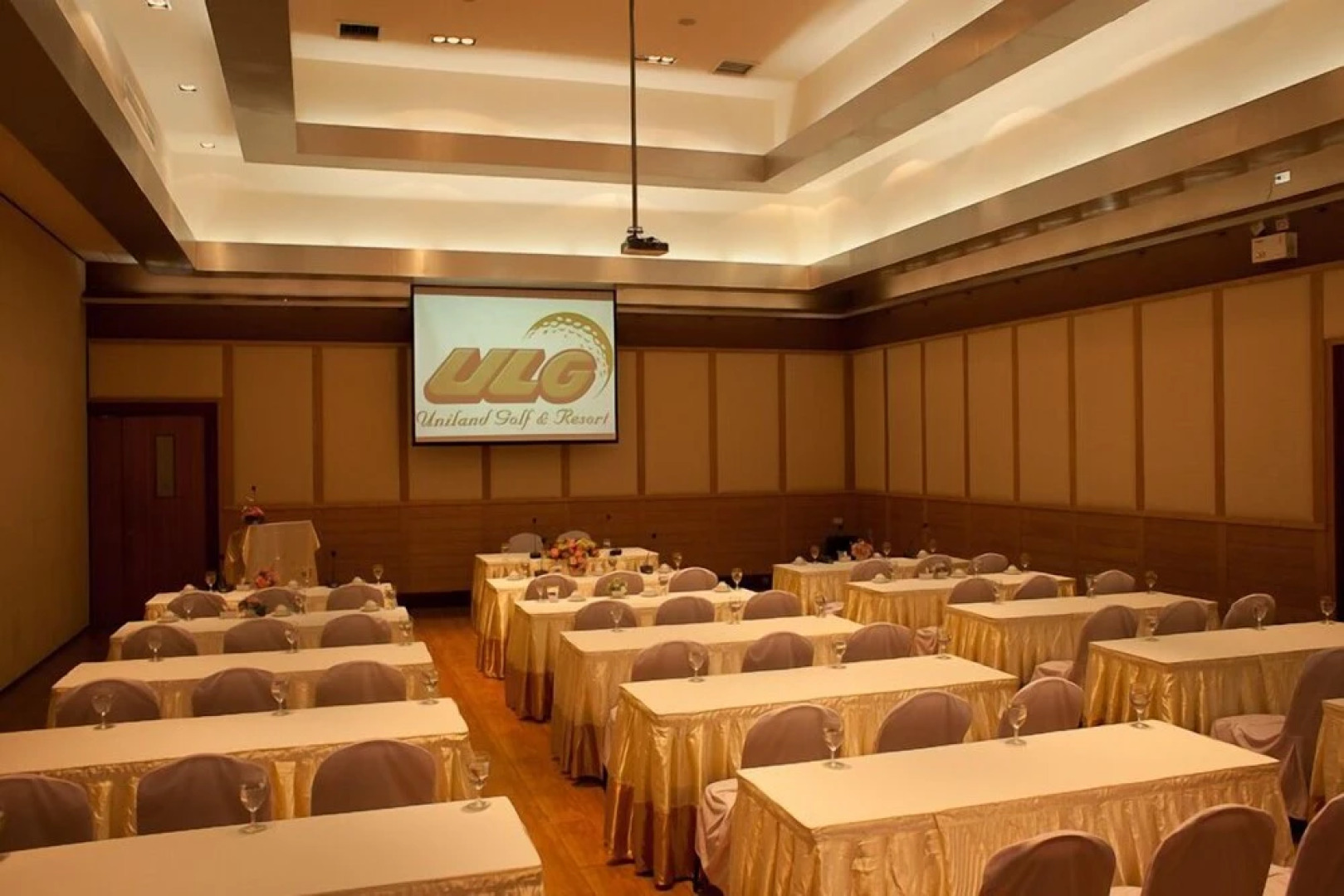 Uniland Golf & Resort