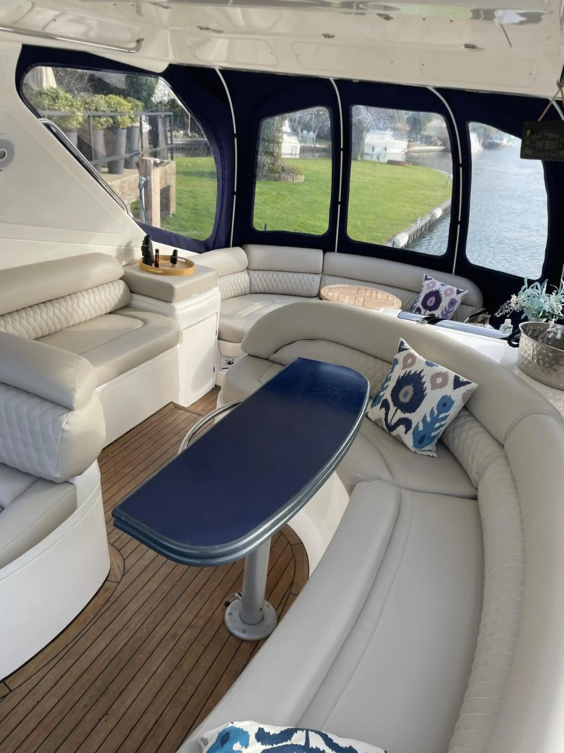 ENTIRE -HEATED -LUXURY YACHT - moored on Private Island -WIFI -sleeps up to 4 Adults or Adults with children over 2 years old -LAPLAND UK THORPE PARK LEGOLAND WINDSOR CASTLE HEATHROW ASCOT RACES WENTWORTH SAVILLE GARDENS LONDON