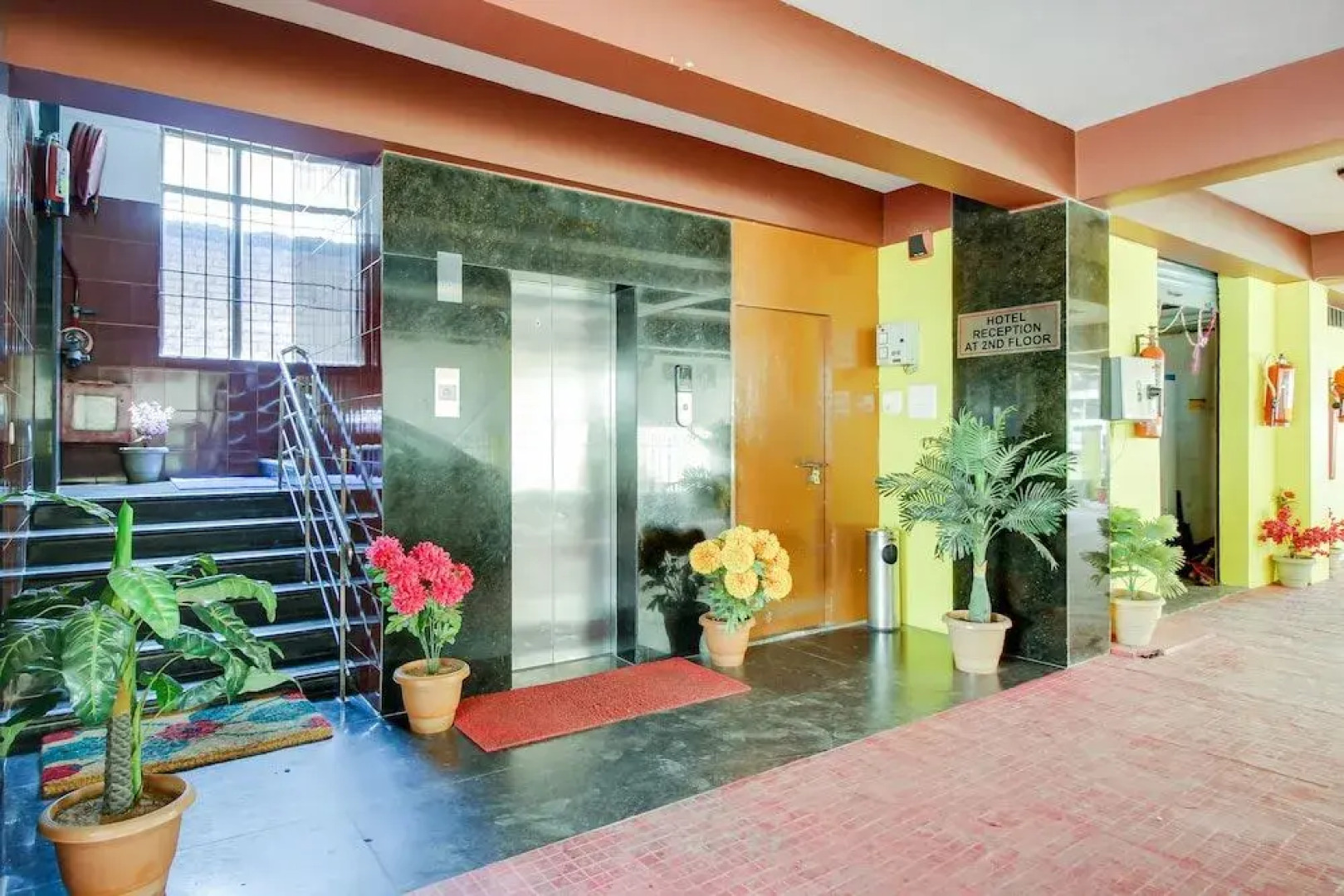 OYO 49035 Hotel Royel Park