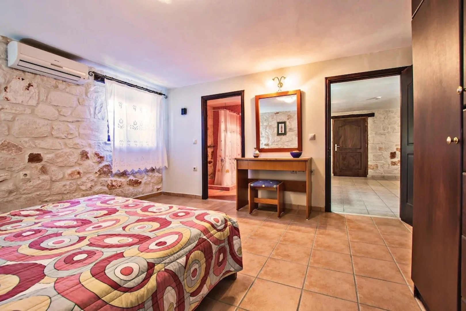 The Vivian - Luxury Stone Villa