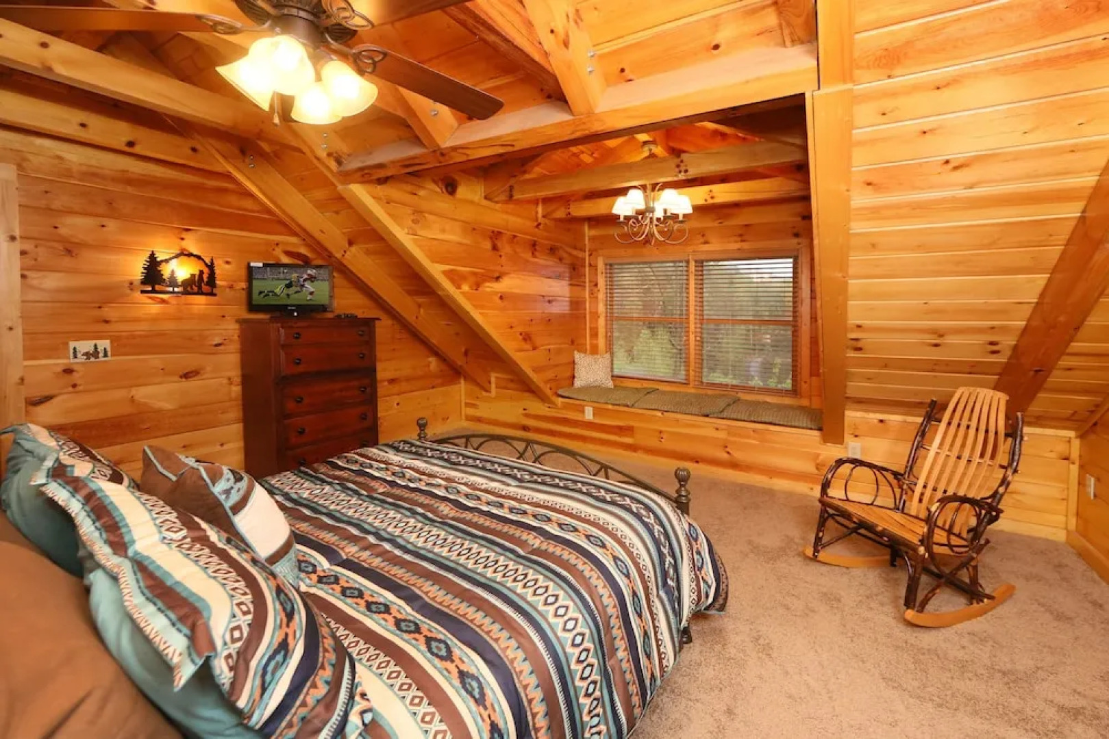 Black Bear Hideaway - Five Bedroom Cabin