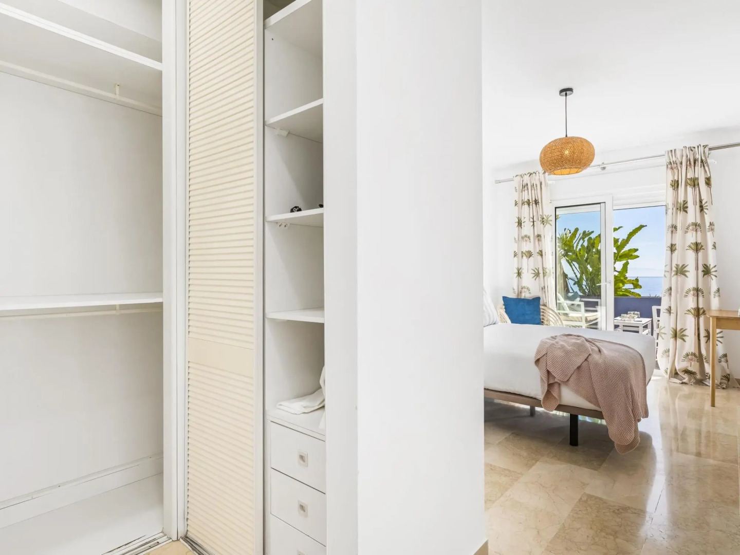 Beach apartment with terrace and private parking